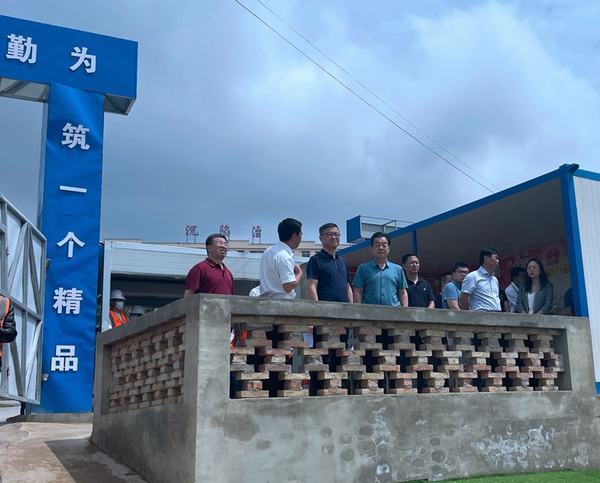 陜煤集團(tuán)總經(jīng)理助理、戰(zhàn)略規(guī)劃委主任宋世杰一行蒞臨陜煤建設(shè)銅煤公司承建的王石凹游客服務(wù)中心項(xiàng)目檢查指導(dǎo)工作