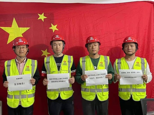 我和國(guó)旗合個(gè)影，曬出濃濃愛(ài)國(guó)情！
