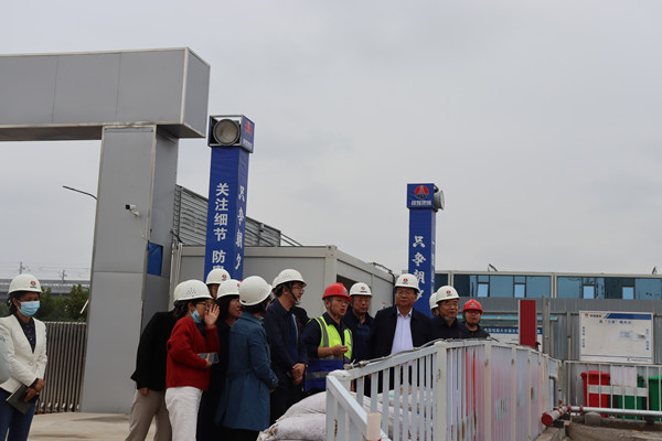 陜西省西咸新區(qū)灃西新城開發(fā)建設(shè)（集團(tuán)）有限公司黨委書記、董事長楊建柱一行蒞臨灃西新城第五學(xué)校項(xiàng)目調(diào)研指導(dǎo)工作