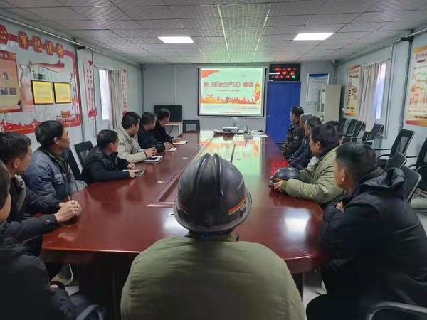 陜煤建設(shè)礦建二公司車村項目部安全講堂助推班組建設(shè)