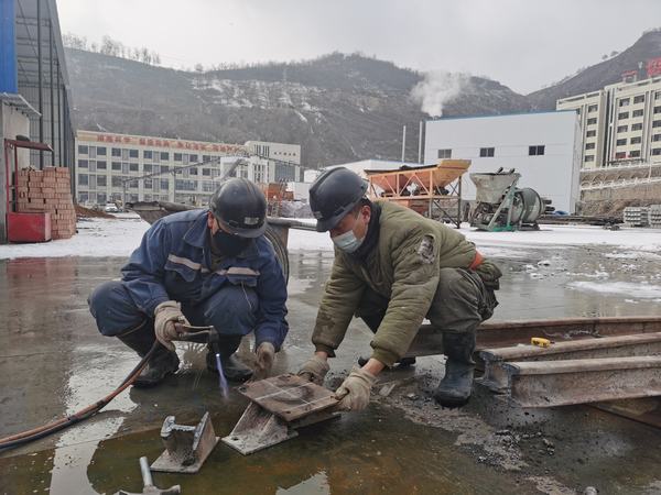 陜煤建設礦建二公司安裝項目部：風雪難掩熱情 全力保障生產(chǎn)
