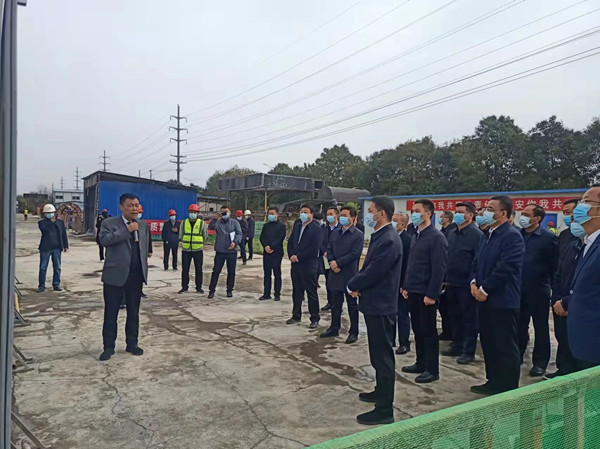 涇陽縣縣委書記拓巍峰、縣長郝瑞耀一行蒞臨陜煤建設(shè)咸陽分公司涇陽縣西城保障房項目觀摩調(diào)研