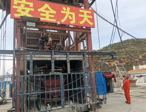 陜煤建設(shè)礦建三公司崔木項(xiàng)目部：一次精確到毫米的罐籠重載脫鉤試驗(yàn)