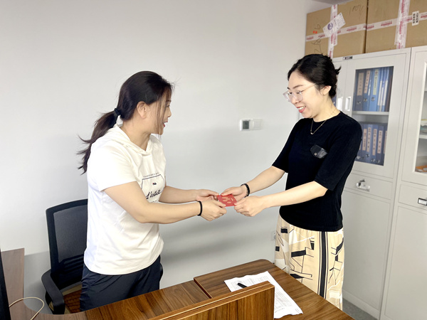 建設(shè)集團大秦置業(yè)公司：小小生日卡  情暖職工心