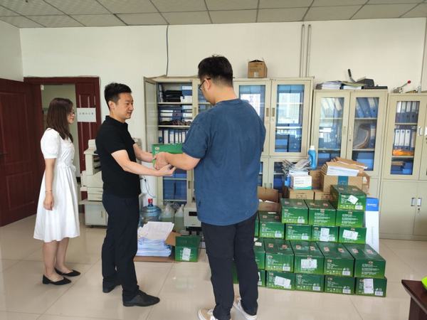 炎炎夏日送清涼，濃濃關(guān)愛沁人心