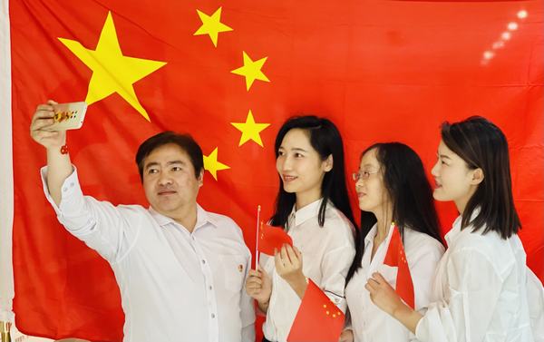 陜煤建設(shè)項(xiàng)目開發(fā)公司：“與國旗合影，身披榮光 ”