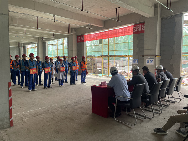 陜煤建設(shè)渭南分公司第一項(xiàng)目部物體打擊應(yīng)急演練在啟航A、B座項(xiàng)目工地展開(kāi)