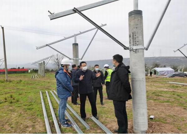 寶雞市聯合督查組梁武一行蒞臨隴縣110MW 農光互補發(fā)電項目進行調研指導