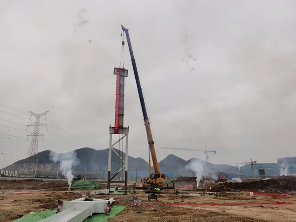 陜煤建設(shè)漢中分公司漢鋼新建中厚板項(xiàng)目成品庫(kù)鋼柱順利完成首吊