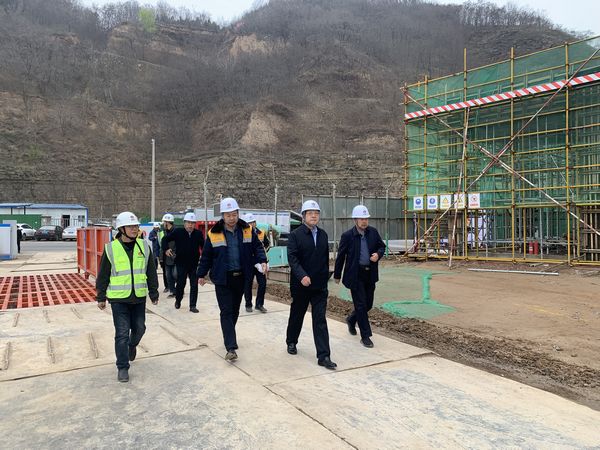 陜西彬長集團(tuán)有限公司董事長、黨委書記一行蒞臨陜煤建設(shè)天工公司承建的儲煤倉工地檢查指導(dǎo)工作