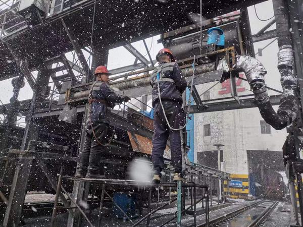 陜煤建設(shè)洗選煤運營公司檸條塔運營項目部：“斷崖式”降溫，工人“白頭”力保生產(chǎn)