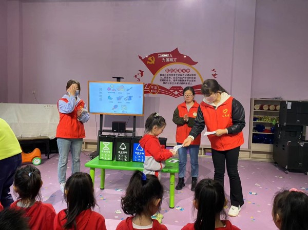 陜煤建設(shè)機(jī)電安裝公司垃圾分類進(jìn)校園爭做環(huán)?！靶∵_(dá)人”