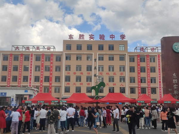 陜煤建設銅煤公司第五項目部開展“助力中考，愛心送水”志愿服務活動