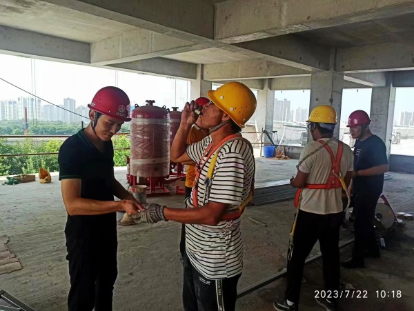 陜煤建設渭南分公司第一項目部：你戰(zhàn)高溫，我送清涼，這個夏天不服“暑”！