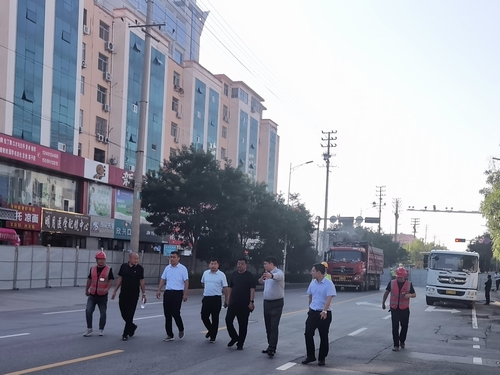 榆林市住建局黨組書記、局長紀磊一行蒞臨上郡北路道路綜合整治提升工程檢查指導工作