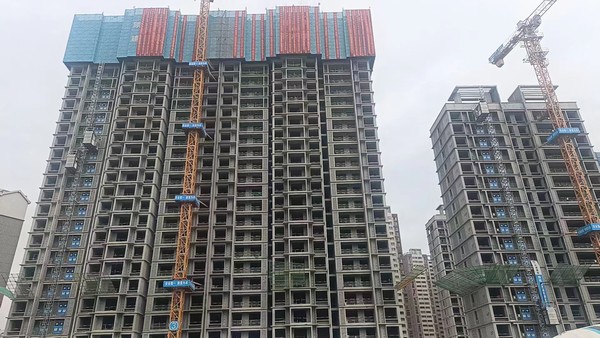 陜煤建設(shè)承建新龍城一期項(xiàng)目主體結(jié)構(gòu)順利封頂