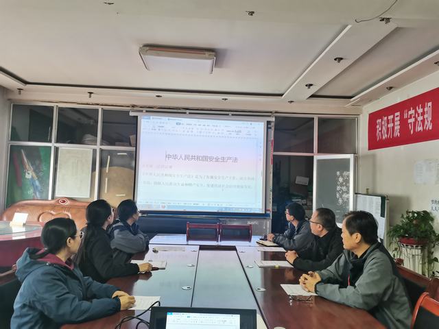  陜煤建設(shè)韓城分公司土建五項(xiàng)目部開(kāi)展“黨員、團(tuán)員身邊無(wú)隱患”系列活動(dòng)為安全生產(chǎn)保駕護(hù)航