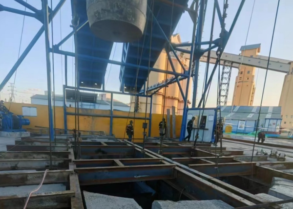 陜煤建設(shè)礦建三公司袁大灘礦二號(hào)回風(fēng)立井封口盤、吊盤安裝順利完成