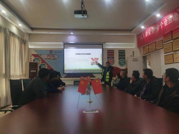 陜煤建設(shè)路橋分公司靖神鐵路項(xiàng)目部開展“文明交通，你我同行”全國(guó)交通安全日活動(dòng)