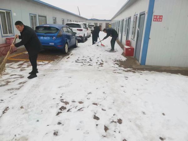 陜煤建設(shè)煤礦運(yùn)營(yíng)服務(wù)分公司：“防風(fēng)雪、保安全” 我們?cè)谛袆?dòng)
