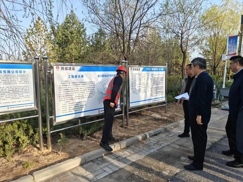 中共榆林市榆陽(yáng)區(qū)委書(shū)記李忠宏一行到陜煤建設(shè)榆林公司承建的季鸞公園生態(tài)補(bǔ)水項(xiàng)目檢查指導(dǎo)