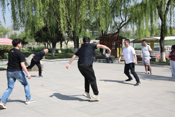 陜煤建設(shè)路橋分公司舉辦“迎五一、鼓干勁、促團結(jié)”懷舊嘉年華趣味活動