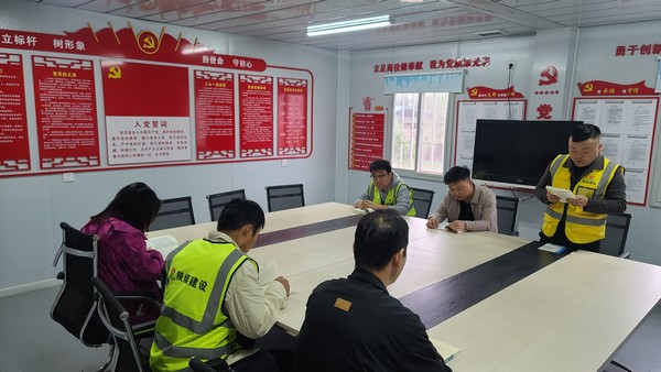 陜煤建設(shè)銅煤公司第一項目部組織“讀經(jīng)典，傳遞青春能量”青年職工主題活動