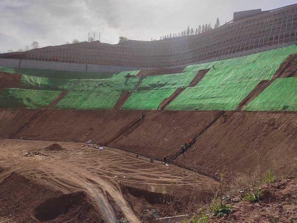 陜煤建設(shè)路橋分公司文家坡礦風井場地山體滑坡災害治理工程格構(gòu)梁施工圓滿完成