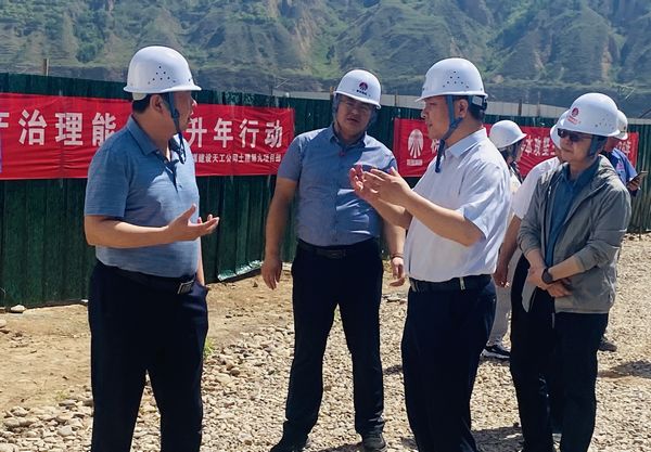 陜煤集團(tuán)基本建設(shè)部高級(jí)主任師楊景輝一行蒞臨陜煤建設(shè)天工公司承建的胡孟改擴(kuò)建項(xiàng)目檢查指導(dǎo)工作