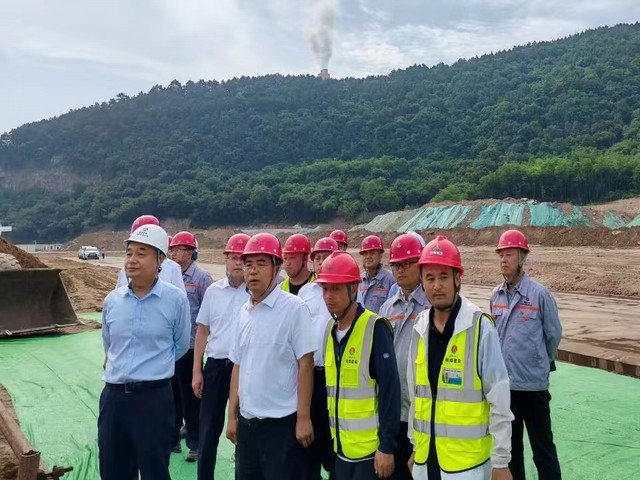 黃陵礦業(yè)領(lǐng)導(dǎo)趙小兵赴店頭電廠(chǎng)樁基項(xiàng)目工地檢查指導(dǎo)工作