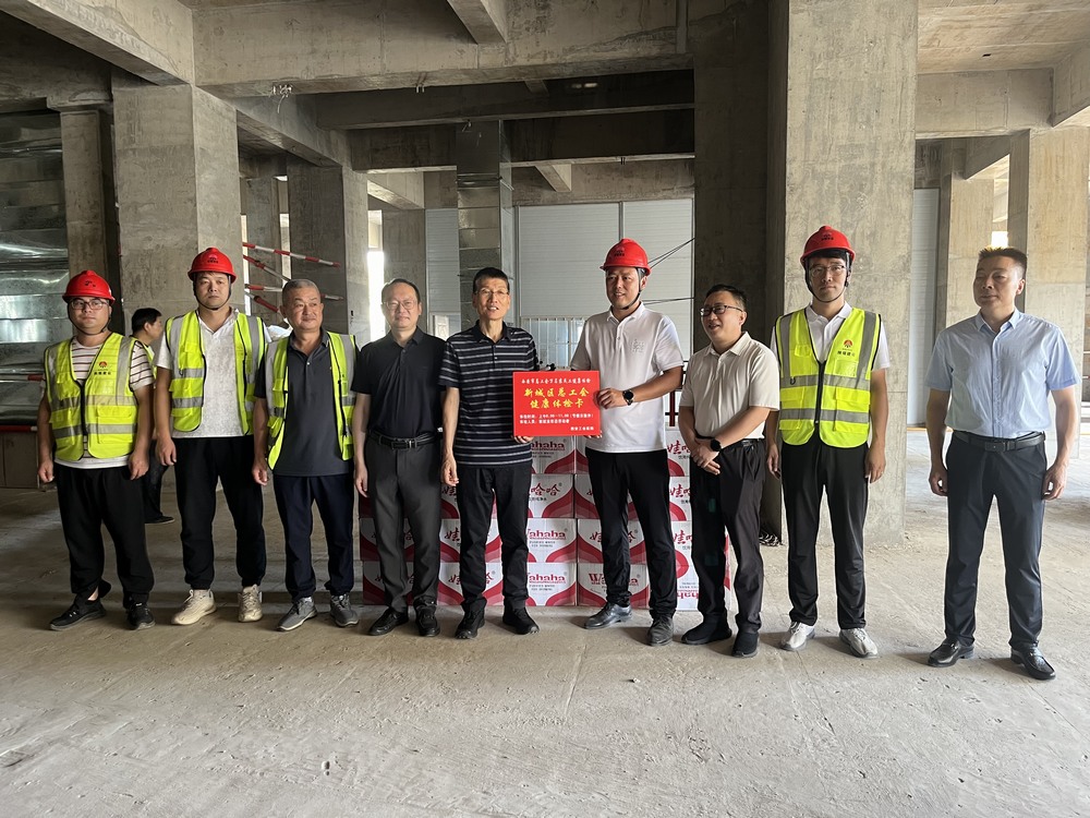 西安新城區(qū)領(lǐng)導(dǎo)慰問(wèn)陜煤建設(shè)銅煤公司一線(xiàn)干部職工