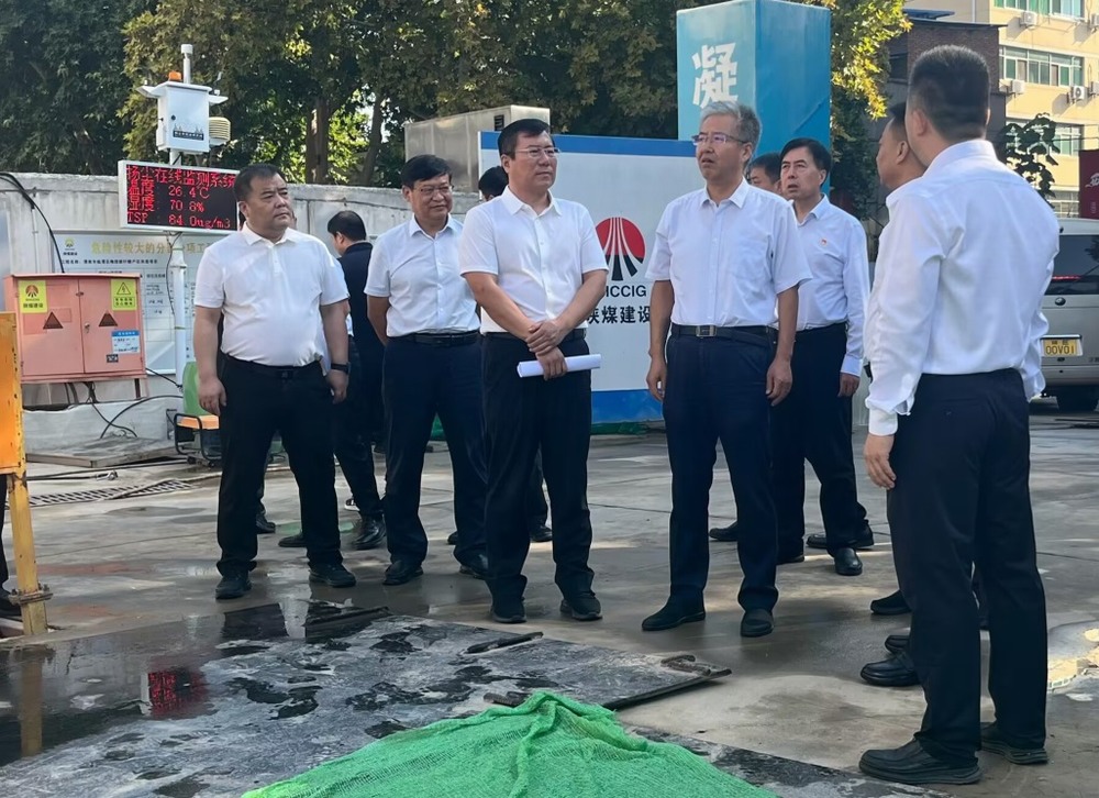 渭南市委副書記、市長陳曉勇一行蒞臨陜煤建設(shè)渭南分公司承建的梅園新村項目督導(dǎo)檢查工作
