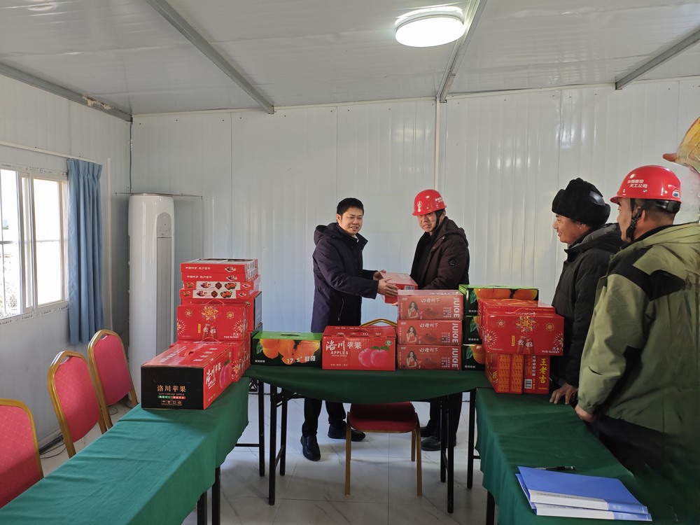 陜西彬長(zhǎng)文家坡礦業(yè)有限公司副總經(jīng)理、總工程師王飛深入天工公司基層項(xiàng)目部慰問(wèn)