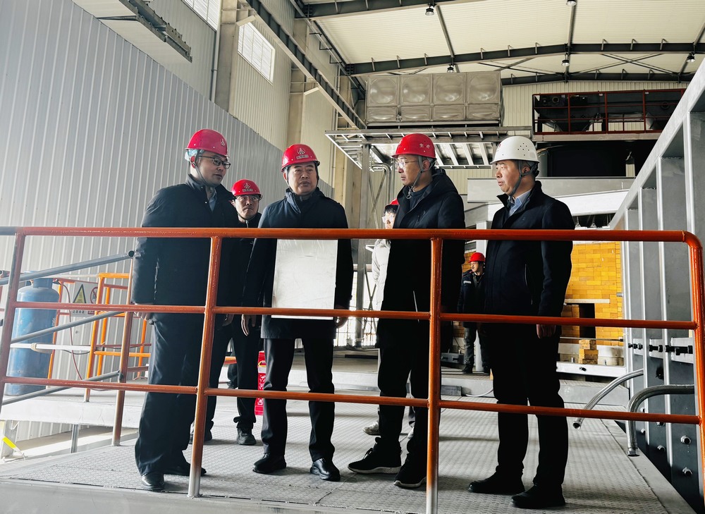 陜西建材科技集團(tuán)黨委書(shū)記、董事長(zhǎng)、總經(jīng)理周紅深入天工公司基層項(xiàng)目部進(jìn)行慰問(wèn)