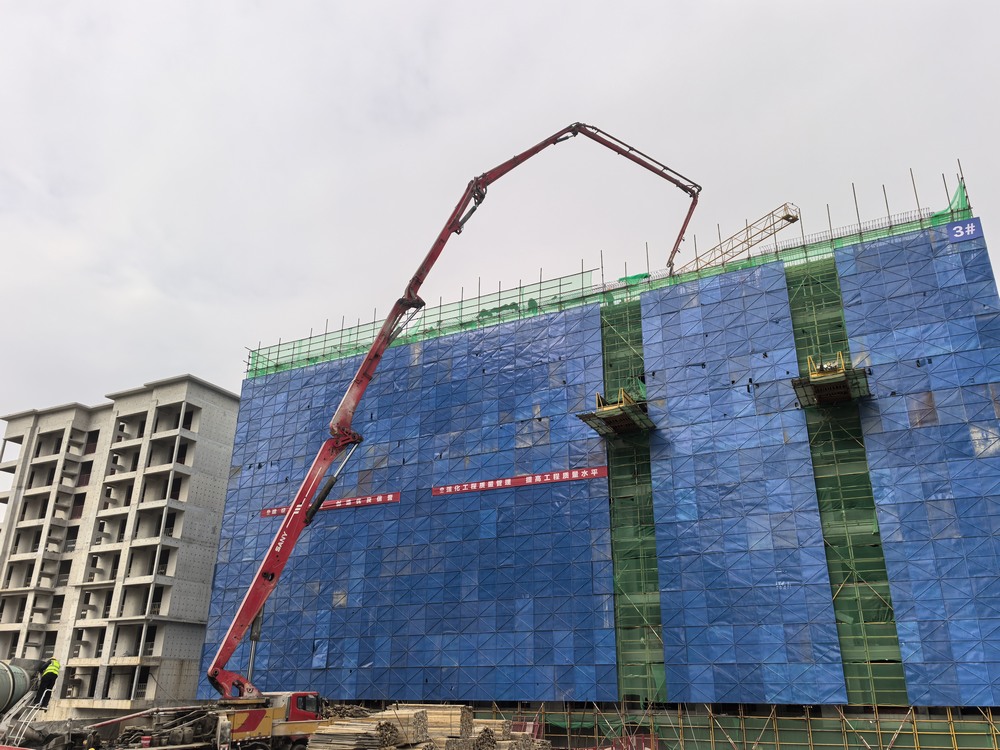 陜煤建設天工公司承建的大秦·山水逸境項目3#樓工程主體結構順利封頂