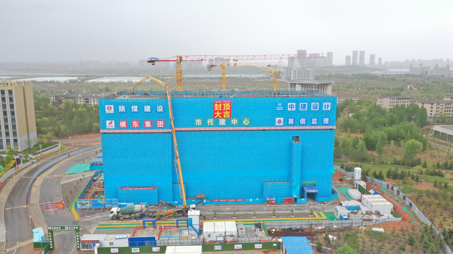 陜煤建設(shè)內(nèi)蒙古分公司：鄂爾多斯應(yīng)用技術(shù)學(xué)院實驗樓主體結(jié)構(gòu)封頂，項目建設(shè)進入新階段