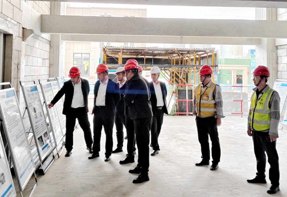 陜煤集團基本建設部高級主任師楊景輝一行深入陜煤建設銅煤公司承建的檸條塔新建3#、4#員工公寓樓項目檢查指導工作