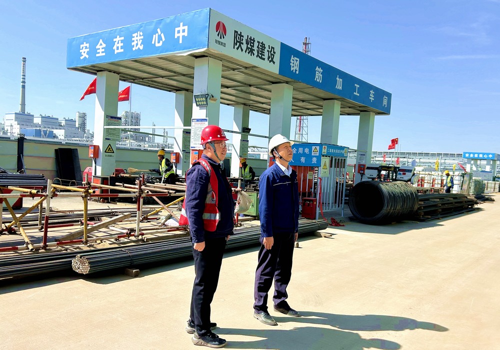 陜煤集團榆林化學(xué)有限責(zé)任公司黨委副書記、總經(jīng)理段立波深入天工公司基層項目檢查指導(dǎo)