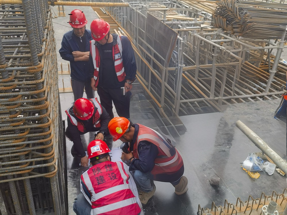 陜煤建設(shè)與浙江二建跨項(xiàng)目聯(lián)動(dòng) ，聚焦汽機(jī)預(yù)埋螺栓施工技術(shù)攻堅(jiān)
