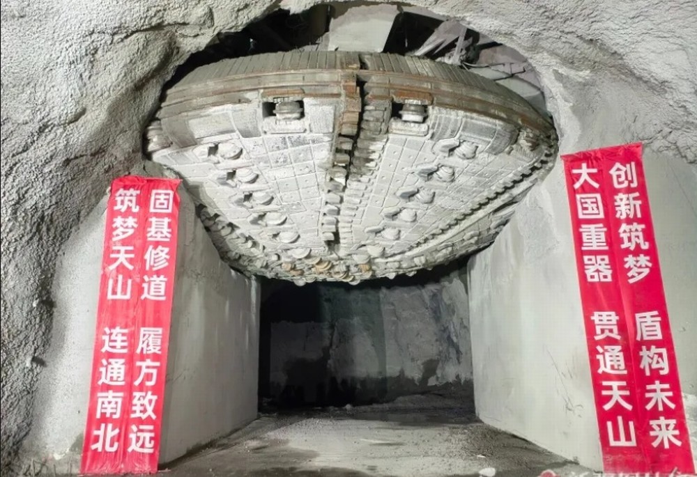 陜煤建設礦建三公司：707米！世界最深高速公路豎井順利貫通