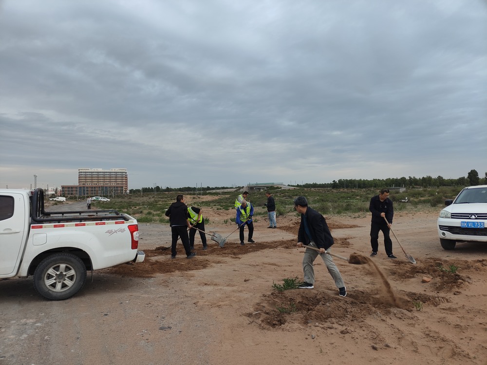 團團領(lǐng)航 青春筑路！陜煤青年突擊隊義務(wù)鋪就暖心路