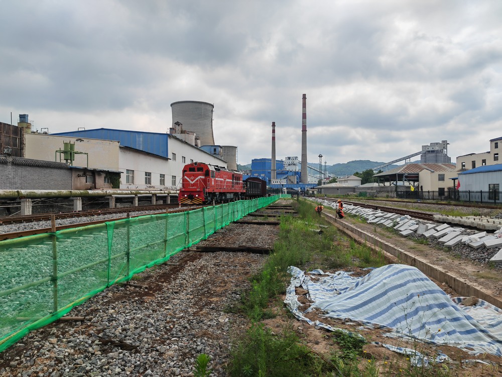 陜煤建設(shè)路橋分公司黃陵項(xiàng)目部迎雨季、戰(zhàn)酷暑、攻堅(jiān)沖刺保工期