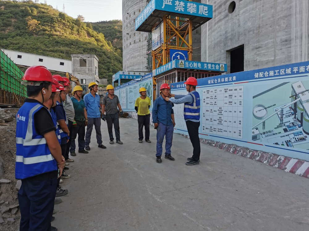 陜煤建設韓城分公司土建十一項目部：每日一聚話安全，工地防線牢又堅