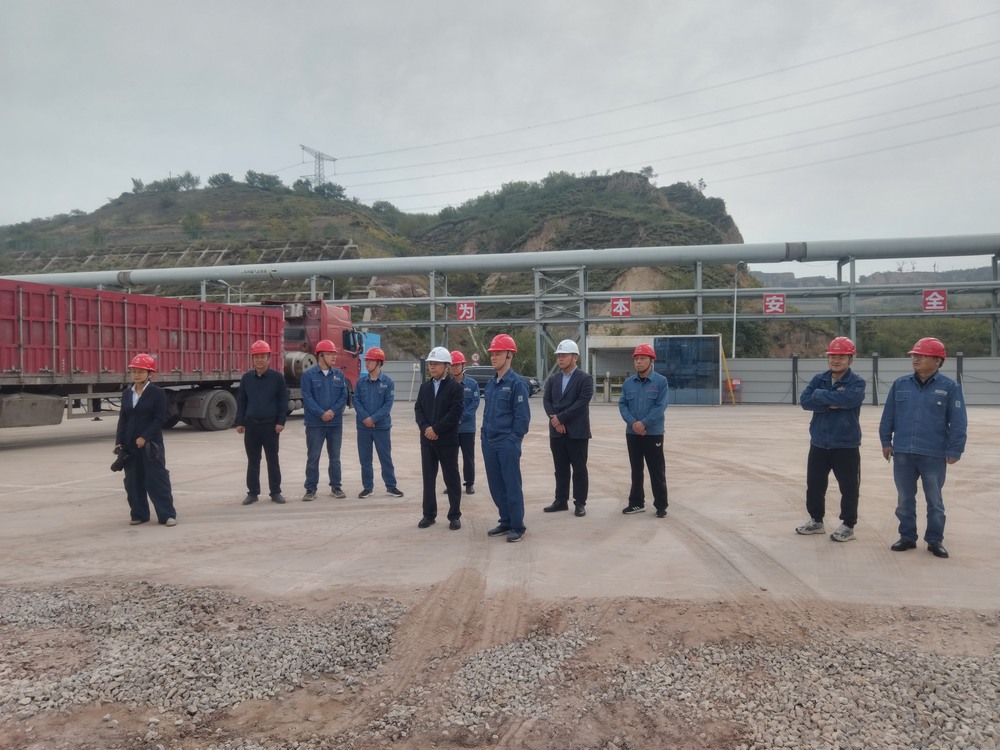 陜煤集團(tuán)府谷能源開發(fā)有限公司黨委書記、 董事長李寧蒞臨陜西新元潔能有限公司電石廠電池儲能調(diào)峰項目檢查指導(dǎo)工作