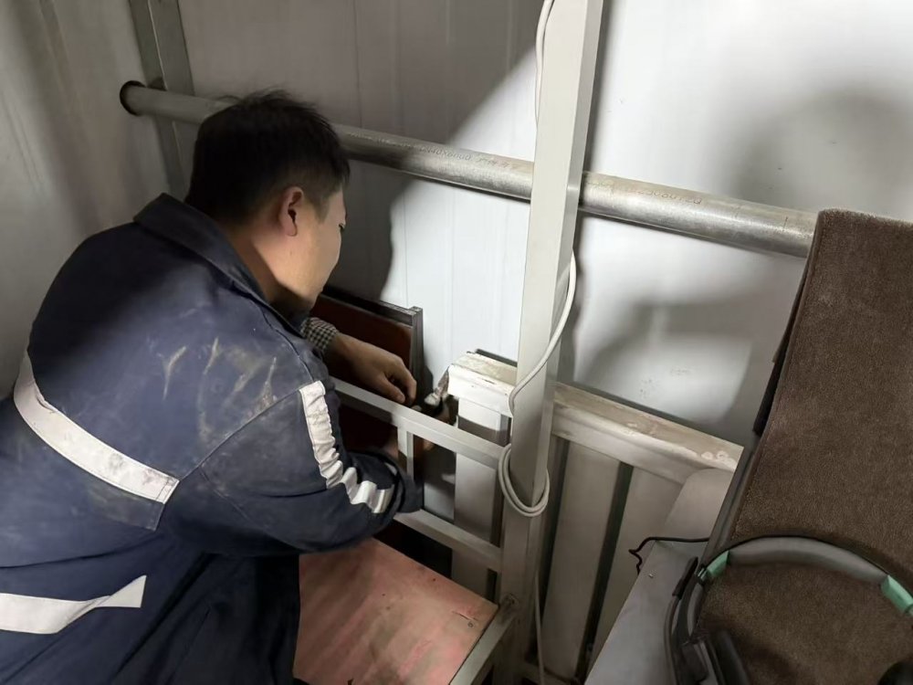 陜煤建設(shè)煤礦運(yùn)營(yíng)服務(wù)分公司：寒潮來(lái)襲暖意融 關(guān)愛(ài)職工在行動(dòng)