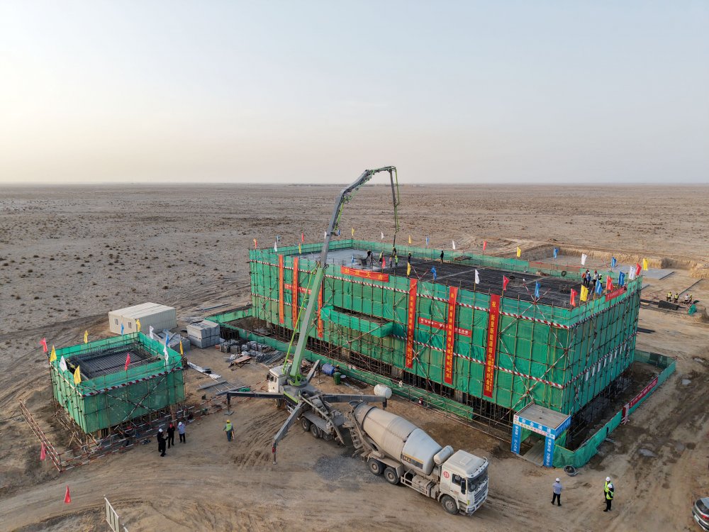 陜煤集團(tuán)新疆公司兵團(tuán)第十三師新星市30萬(wàn)千瓦光伏發(fā)電項(xiàng)目升壓匯集站生產(chǎn)綜合樓、警衛(wèi)傳達(dá)室順利封頂