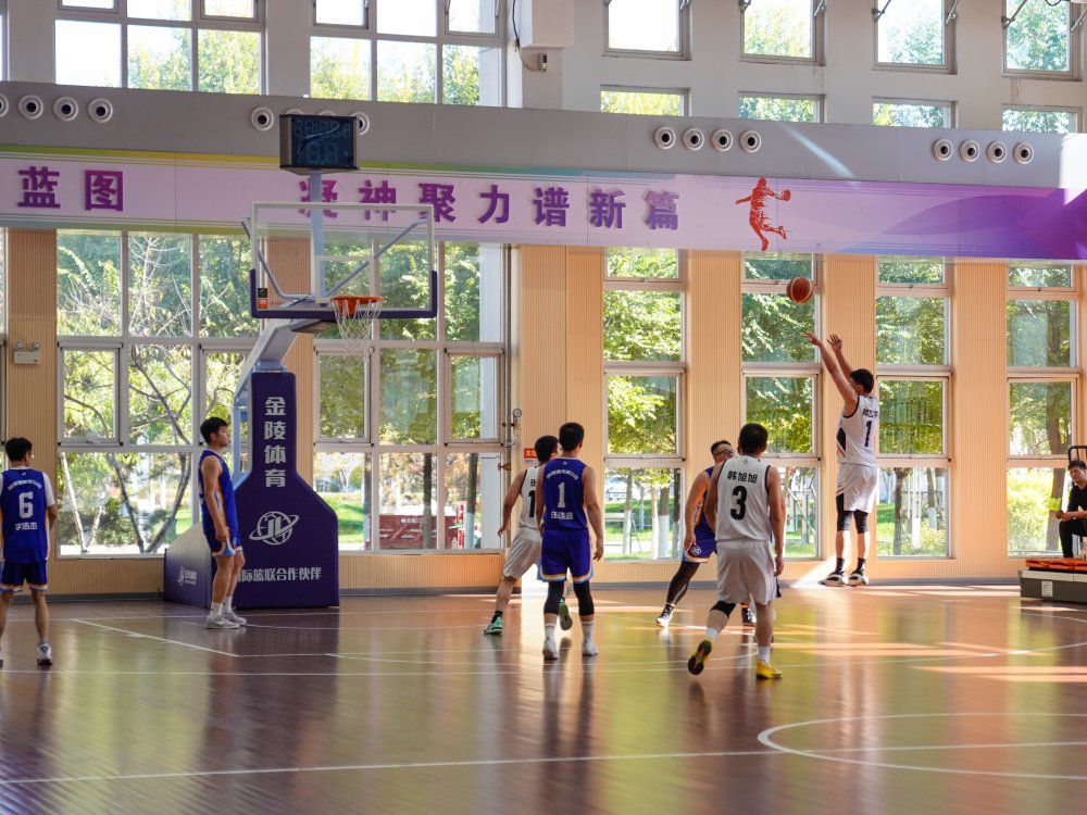 以球會友促協(xié)作 賽場拼搏展風采