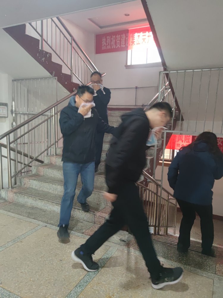 1分鐘生死時速，60人火線突圍