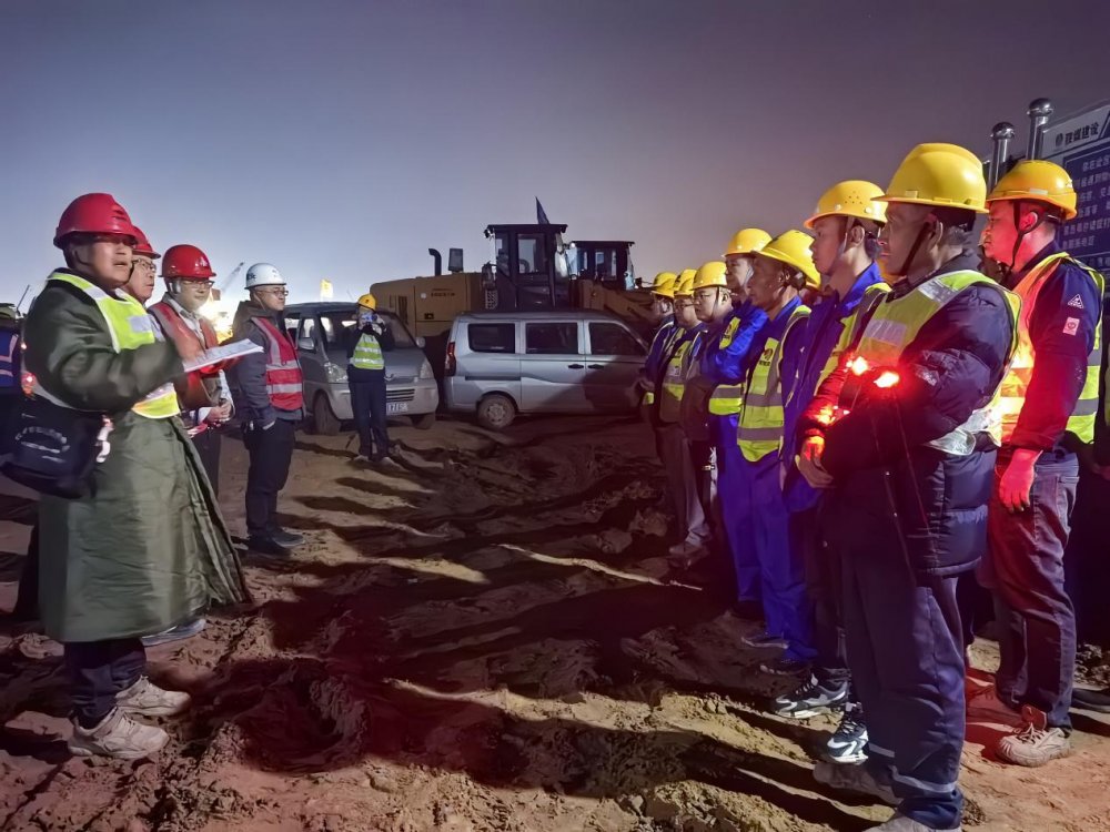 陜煤建設西北分公司：機械轟鳴戰(zhàn)夜色 土方作業(yè)質量“零折扣”