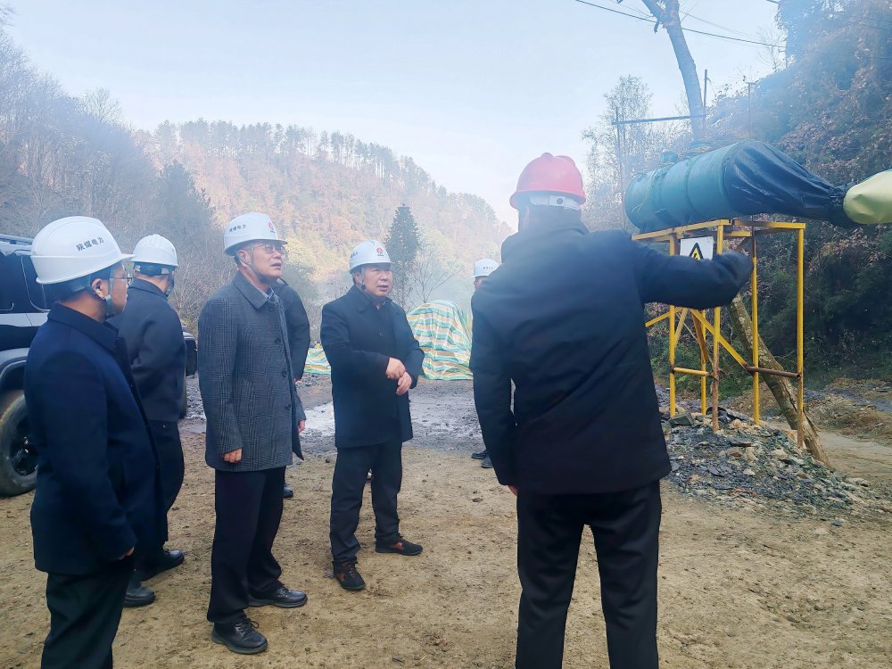陜煤集團(tuán)總經(jīng)理助理、陜煤電力集團(tuán)黨委書(shū)記、董事長(zhǎng)馮平安一行深入西鄉(xiāng)抽蓄電站勘探平硐項(xiàng)目現(xiàn)場(chǎng)檢查指導(dǎo)前期準(zhǔn)備工作